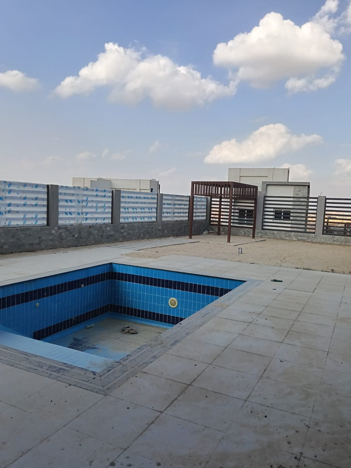 فيلا توين هاوس 350م بحمام سباحة أمام هايبر وان مباشرة على محور 26 يوليو  بوابة الشيخ زايد في موقع استراتيجي مميز — بالتقسيط — صورة 6 من 14